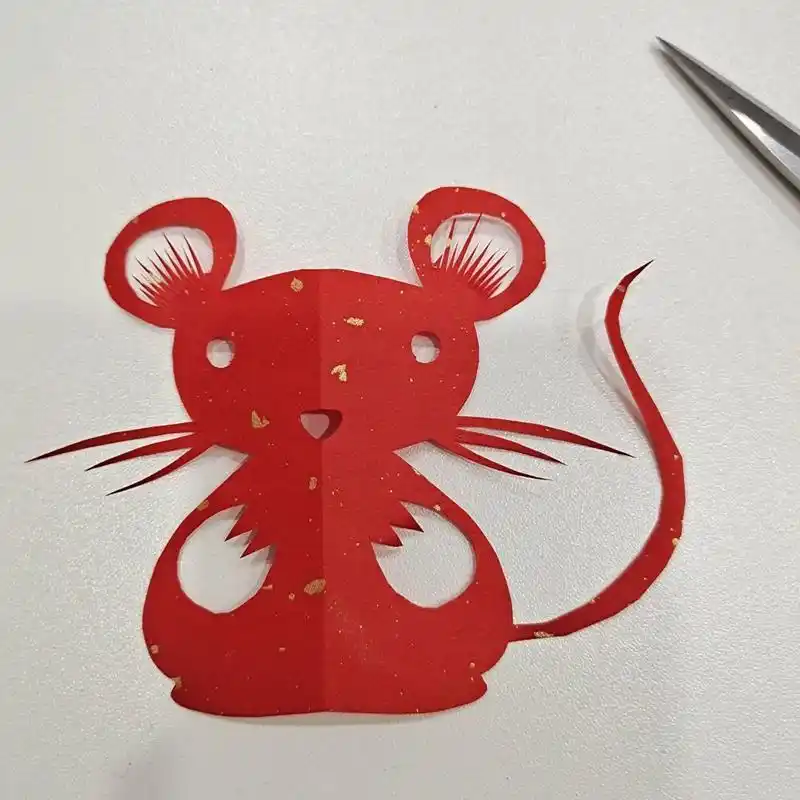 超简单12生肖剪纸3分钟搞定一只老鼠 方法还是那个方法哦!