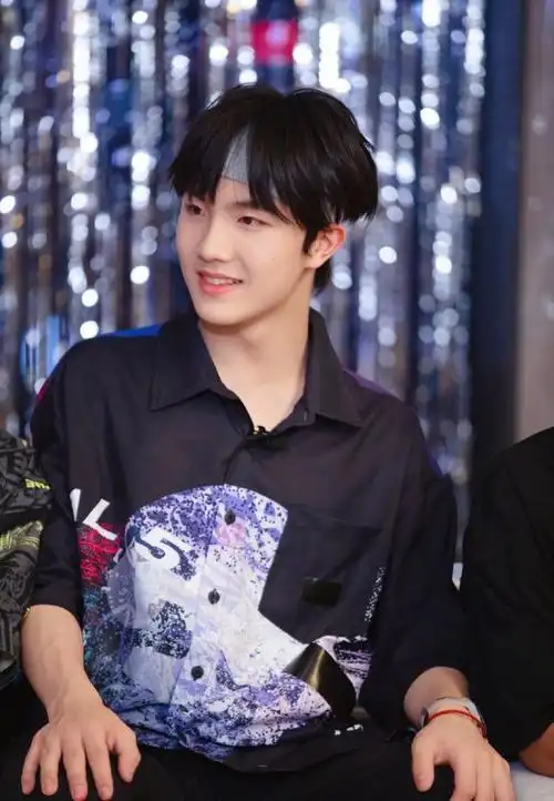 苏新皓顶级alpha 高中生 信息素:雪松味 性格:又拽又体贴的恋爱脑校霸