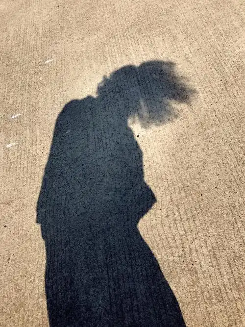 梦里,一头短发的女孩倔强的脸,对,又在和影子自娱自乐了.