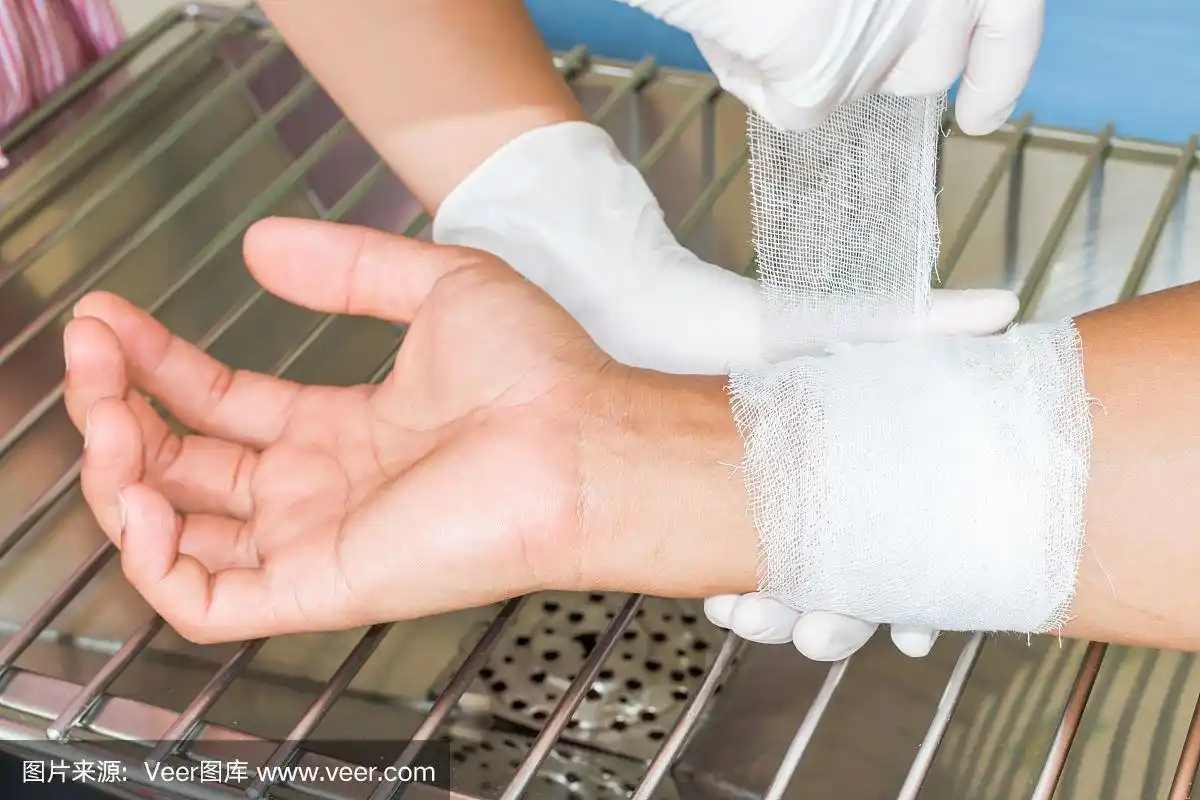 用绷带包扎病人的手