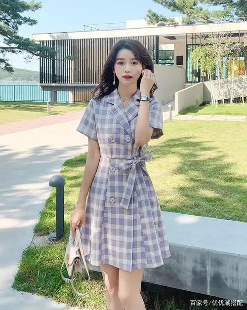 夏天怎么穿洋气又减龄?"格子连衣裙 小白鞋"休闲浪漫美出天际