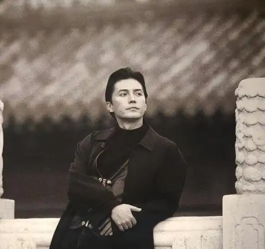 回顾:当时代抛弃"一代男神"尊龙时,连声招呼都不会打