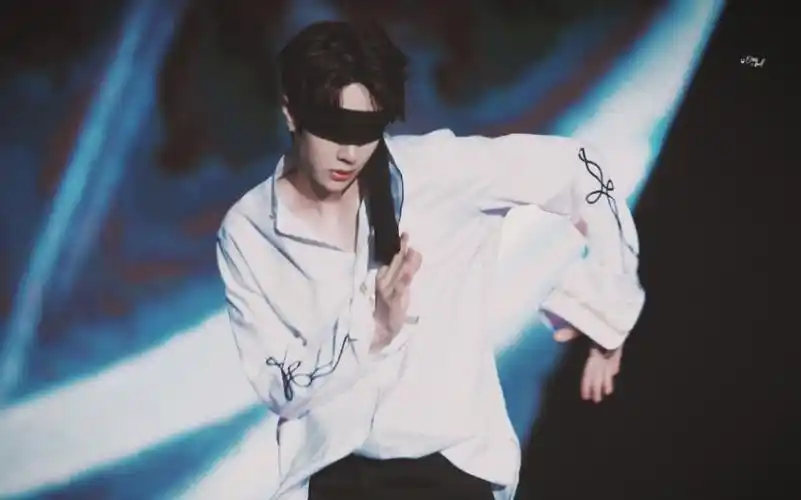 王一博蒙眼舞太欲了