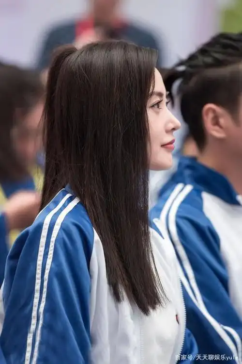 张天爱穿空姐服已经够美了?想不到穿起校服的她分明就是校花!