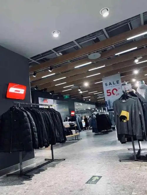 jack&jones(西单大悦城店)-"陪同学来卖衣服.这儿有个叫"小飞"?