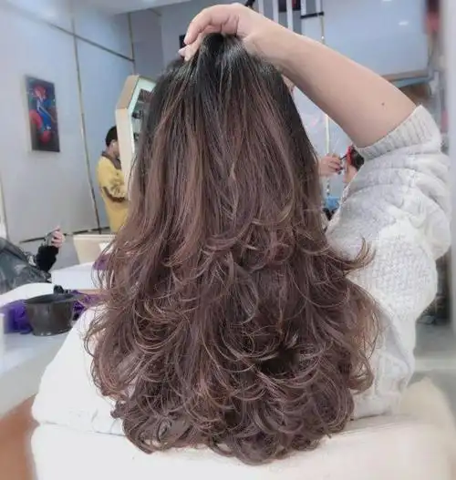 发型欣赏——"半头卷"发型