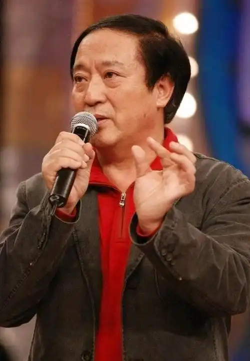 当红时抛下冯巩去当官,58岁妻离子散,74岁的牛群如今怎样了