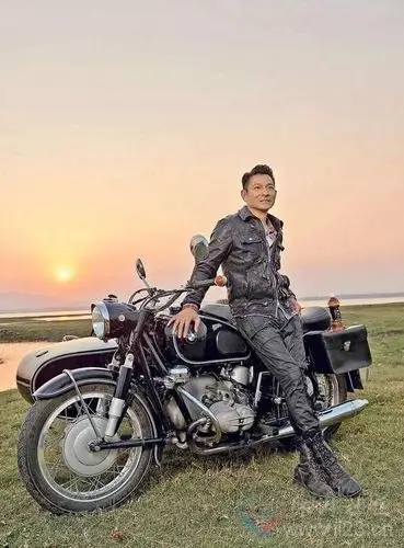 刘德华40高温穿皮衣拍广告酷玩肥皂泡