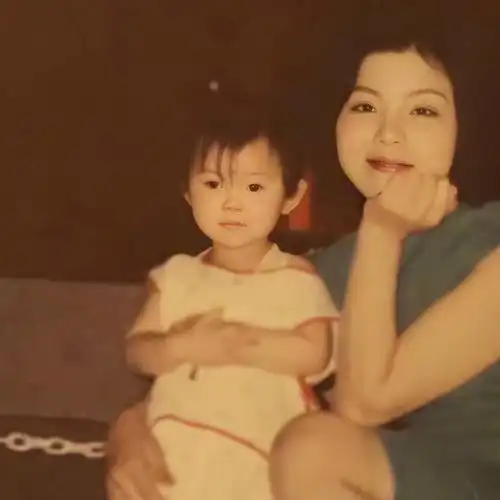 回顾毛晓彤刚出生被父亲抛弃妈妈借钱将她养大今父女关系如何