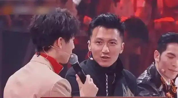 王俊凯现场壁咚谢霆锋女选手表情全场最佳