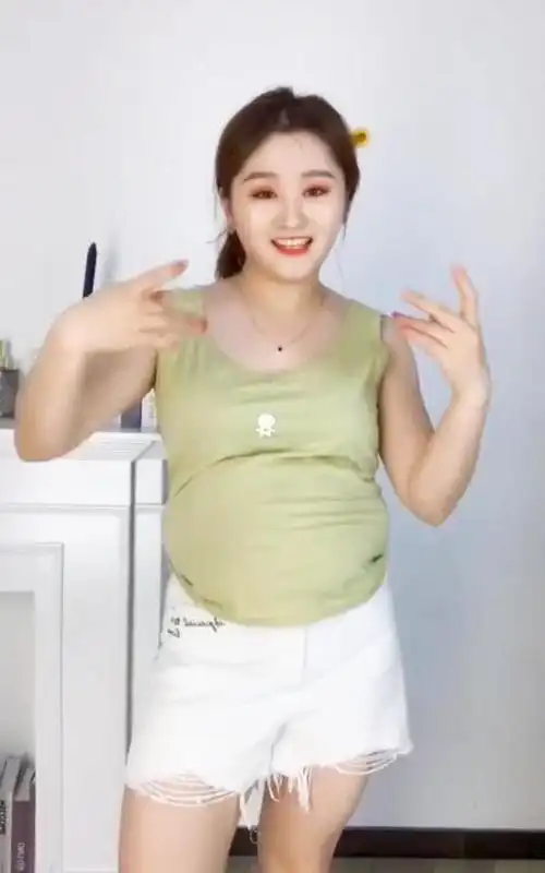 拥有"啤酒肚"的女生,别怕!下面五种穿搭小心机,能遮20斤肉