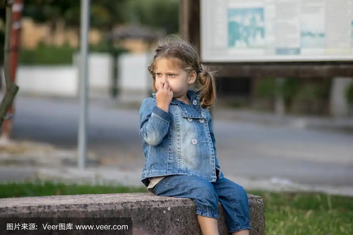 可爱的小女孩,抽烟挖鼻孔