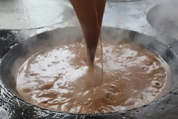 江西东乡:体验手工熬糖