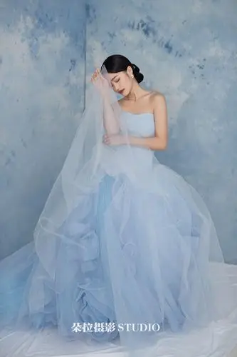 蓝色背景下的婚纱照