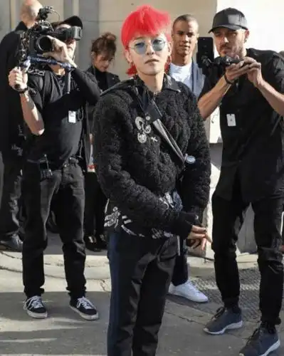 权志龙白色的这一套倒是显得比黑色的要好一点,也许这里存在很多观点