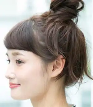 这款齐刘海的可爱扎发发型,白皙的脸蛋,清新又灵动.