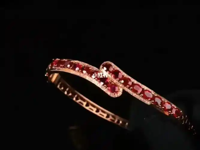 天然红宝石手镯款式新颖靓丽