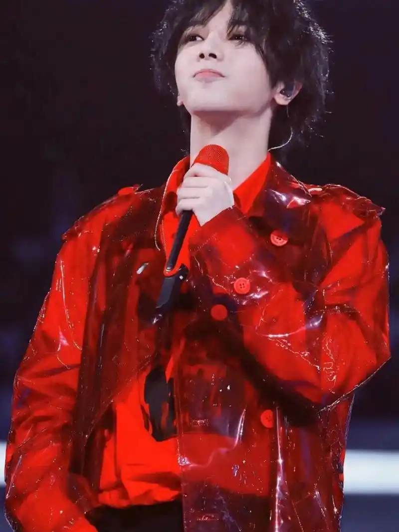 华晨宇飒飒系列壁纸 华晨宇飒飒系列壁纸,每一张都那么撩人,心已被