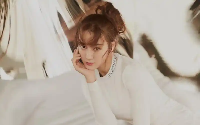 迪丽热巴妩媚最新壁纸