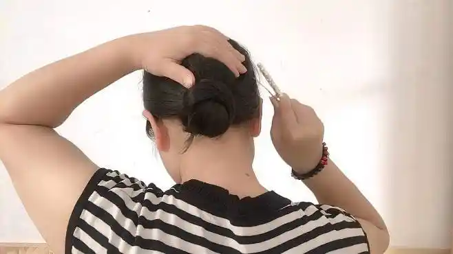 四到五十岁女人这样扎丸子头,慵懒风发型扎法,适合所有脸型女生-时尚