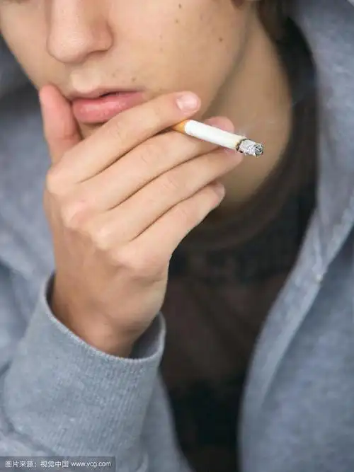 一个男人抽烟和思考的特写