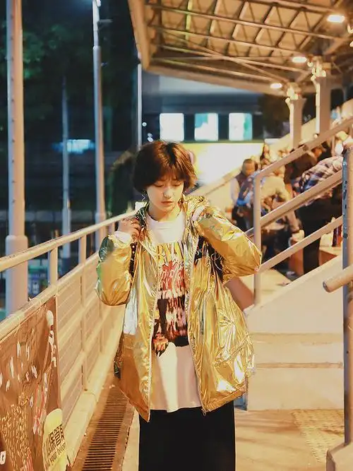 单人全身模板绘画素材(大街上也能拍时尚人像照,女生单人照拍照参考