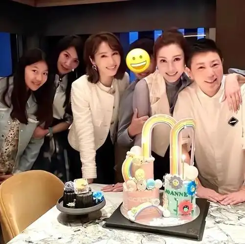 黎姿给李嘉欣庆生合影,两个都是不老的女神,私下关系还这么好!