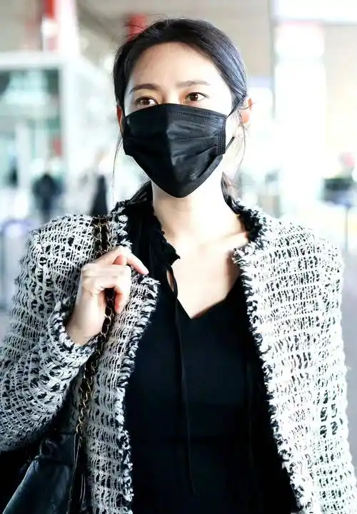 秋瓷炫出发录制浪姐4,粗呢短外套搭阔腿裤走机场,优雅又大方!