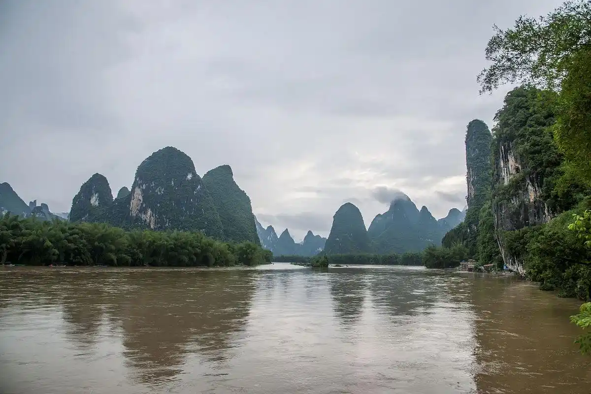 广西必去旅游景点     桂林漓江风景区:世界自然遗产地,国家aaaaa级