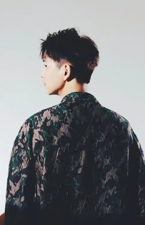 李现说人生的任何阶段都可以敢错#我很爱收集李现的背影,数了数,有两