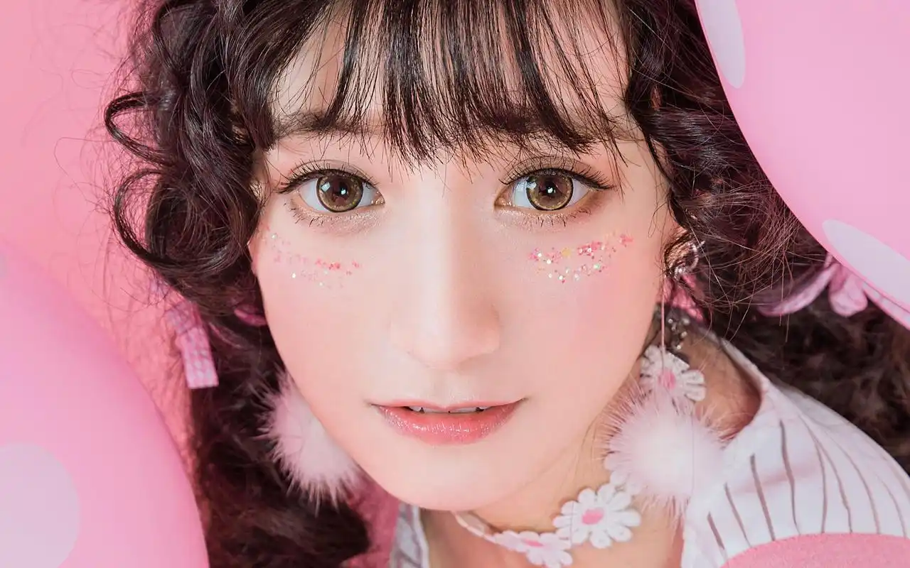 粉红可爱美少女清纯唯美高清桌面壁纸