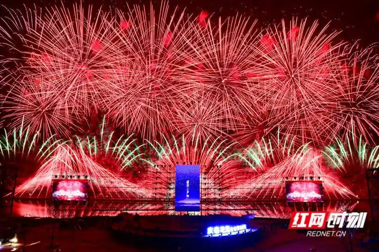 绚烂烟花点亮美丽浏阳河_李长_观众_夜空