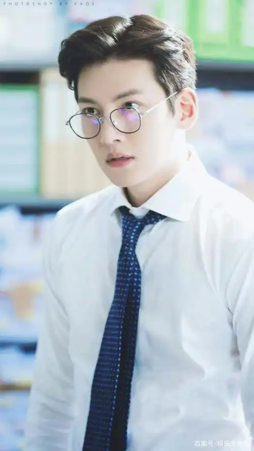 佩戴不同眼镜便有不同气质的池昌旭,无论怎样都好看啊!