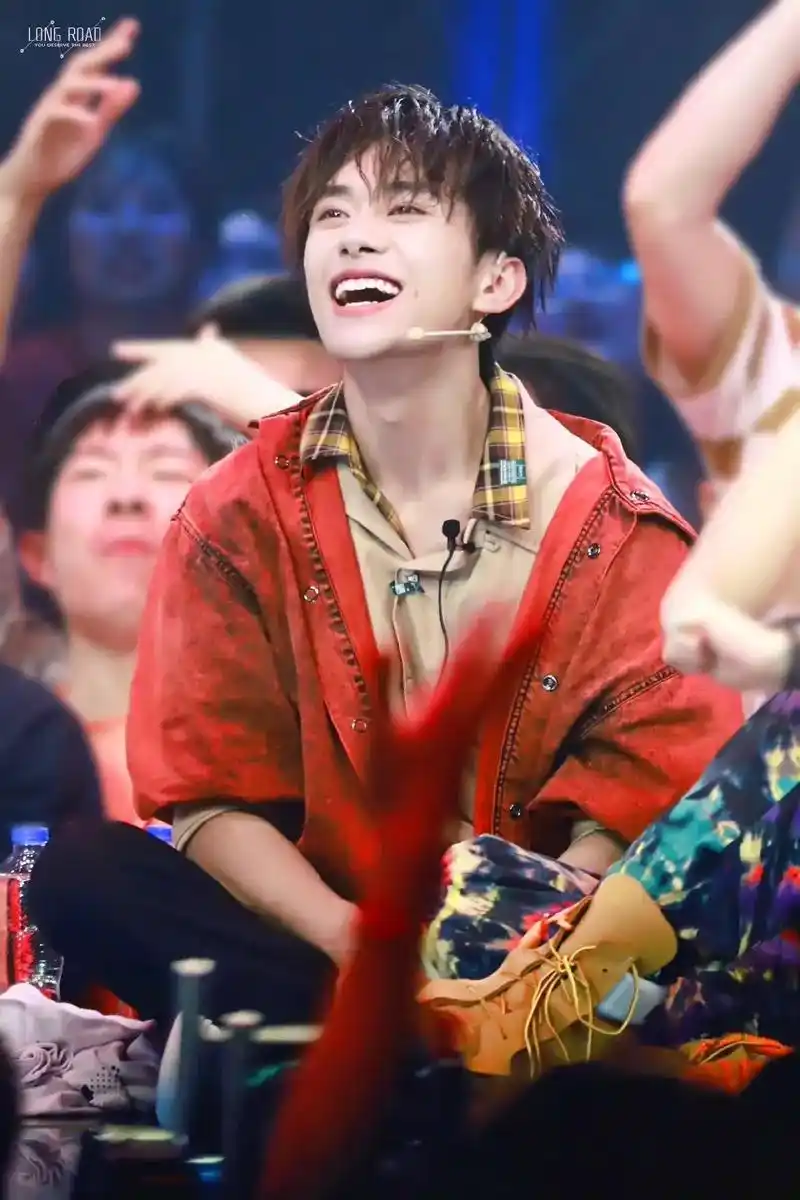 易烊千玺 我的男孩,你有多久没如这般恣意的笑了啊78157815