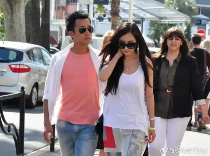 李易峰与杨幂摸手,搂腰,被助理偷偷拍下,今爆出暧昧证据实锤