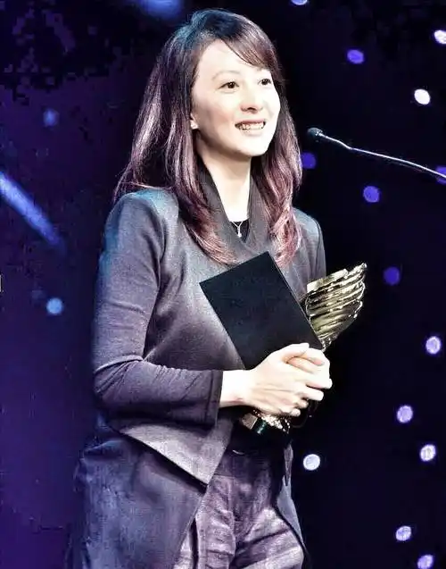 原创美女演员徐露当红时嫁大7岁老公46岁与17岁女儿同框似姐妹