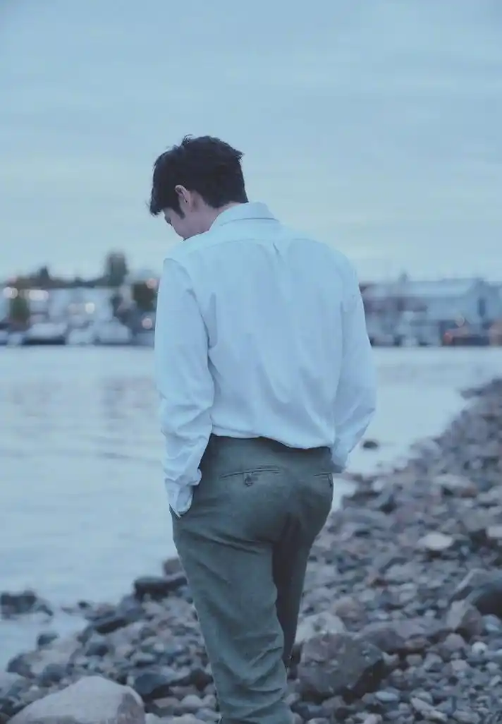 白衬衫搭配灰色西裤,属于典型的简约风,光是一个背影就极具安全感