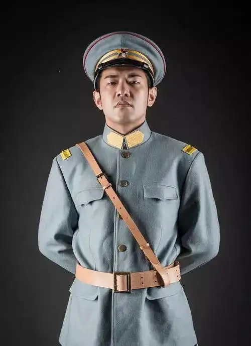 so,李人骏,我猜他留学回来,加入北洋军阀,是一名步兵军官.