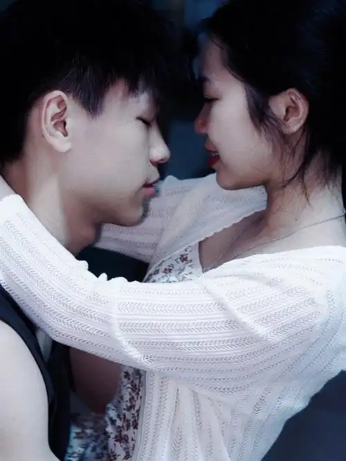 恋爱日常记录电影感超甜情侣居家写真