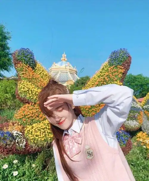 鞠婧祎游玩迪士尼一副学生装扮170大长腿太吸睛