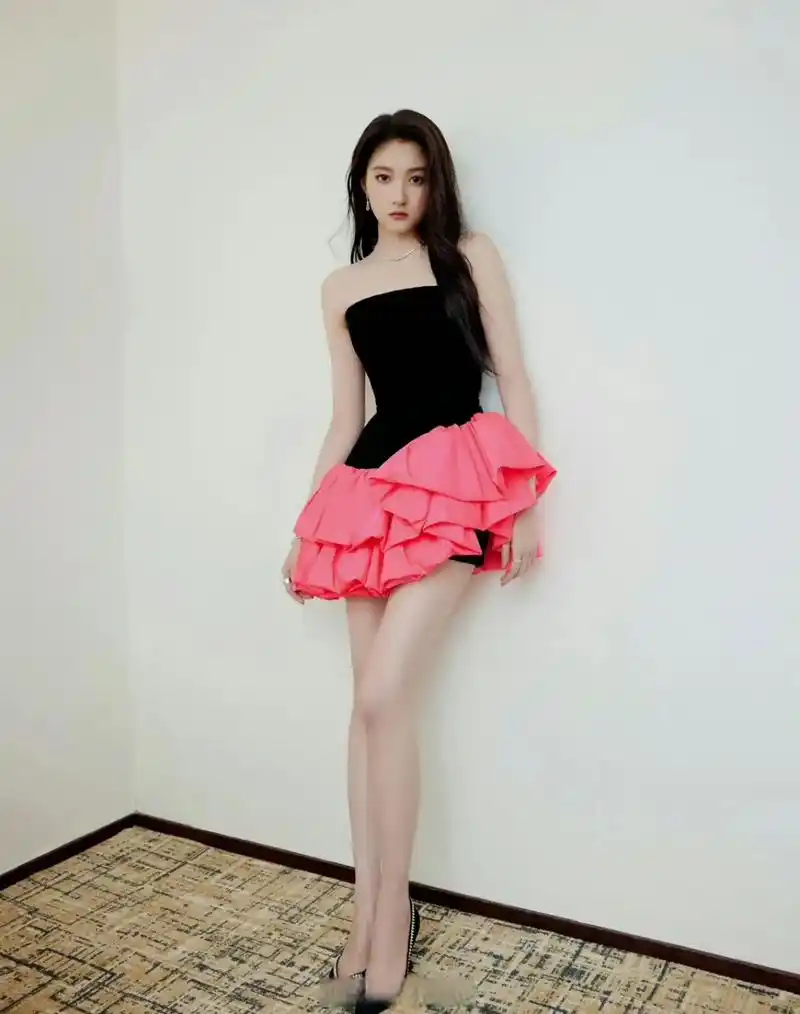 关晓彤把这件黑粉撞色的裙子驾驭的太好了,既显气质又突显了大长腿