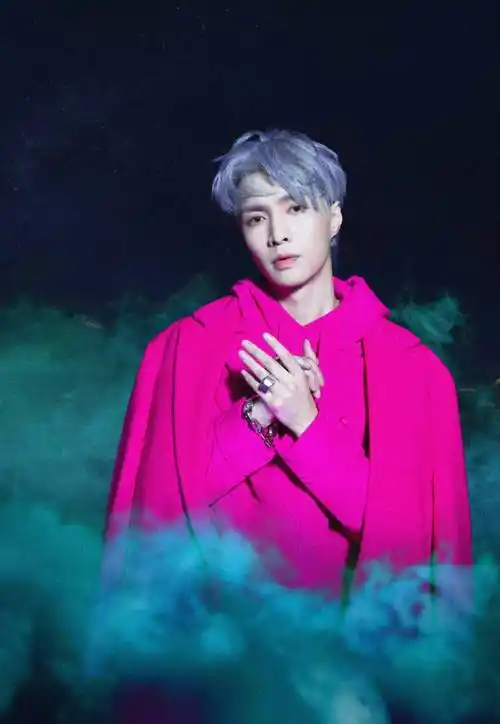 张艺兴紫色发型海报帅炸,今晚8点《大海航》准时启航_演唱会_大航海