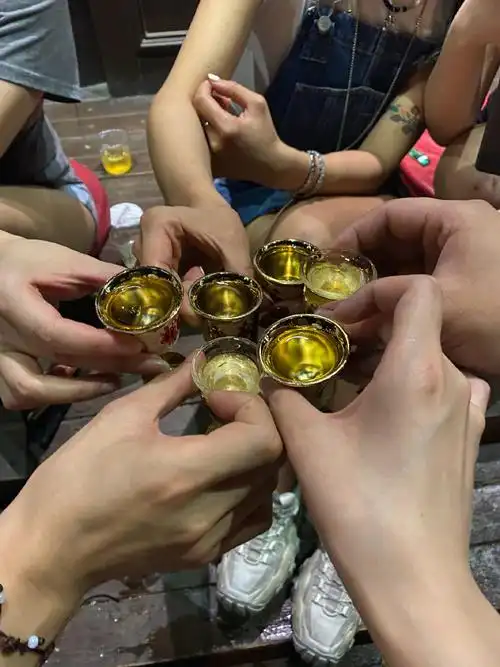 好喜欢和朋友们一起喝酒 一起坐在马路边喝酒 夏天美好的夜晚总是短暂
