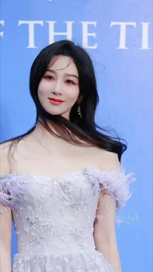 分享紫妹的更多美照礼服来自我们家#杨紫紫色羽翎雪花裙##杨紫##杨紫