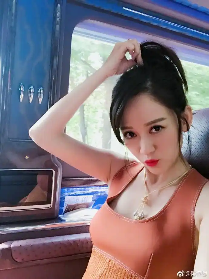 身材火辣遮不住陈乔恩晒照大胸细腰令人羡