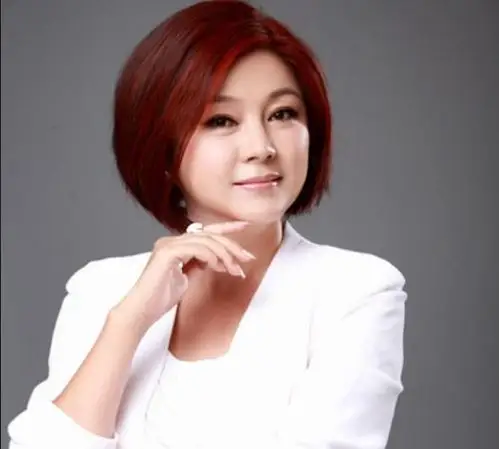 她是王小丫发小,进入央视多年未走红,今53岁仍籍籍无名