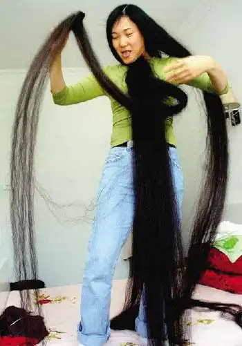 戴月琴从14岁开始留长发,至今已26年,现在的头发长度为4.2米.