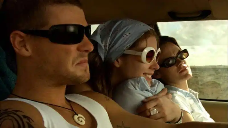 鬼哭狼嚎 wolf creek 剧照 - yahoo奇摩电影