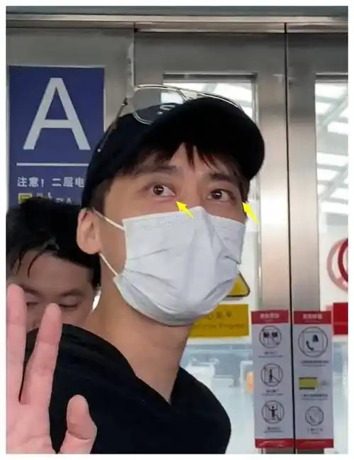 36岁李易峰日本回国生图黑眼圈厚重反差大眼神呆滞全程好冷漠