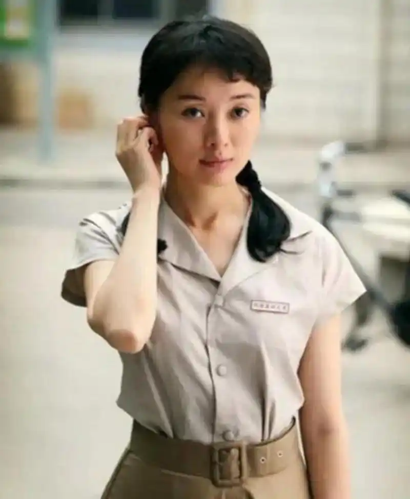 吴越年轻时的一张照片呈现在眼前,照片中,她扎着两个小辫子,眉间眼角